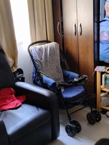 Carrinho de bebê e bebê conforto