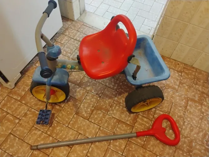 Triciclo infantil de ferro com alça para empurrar 