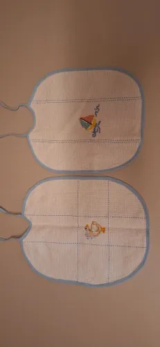 Babadores bordados em ponto cruz