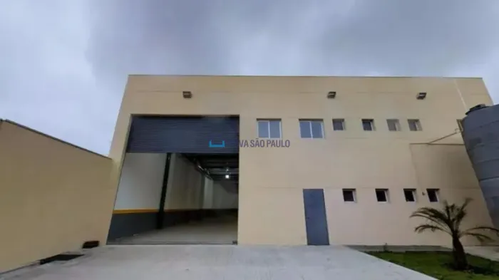 Excelente e amplo galpão com mesanino, com 2.200m² e atualmente com renda.