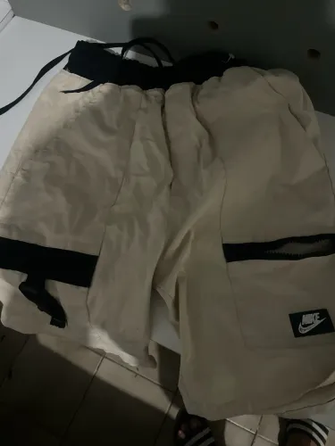 Short da Nike, bege cargo para sair rápido