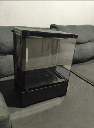 Vendo Gabinete gamer preto em bom estado.