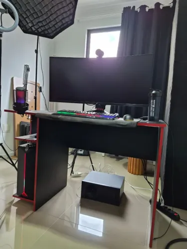 Mesa Gamer com suporte para CPU e para fone de ouvido