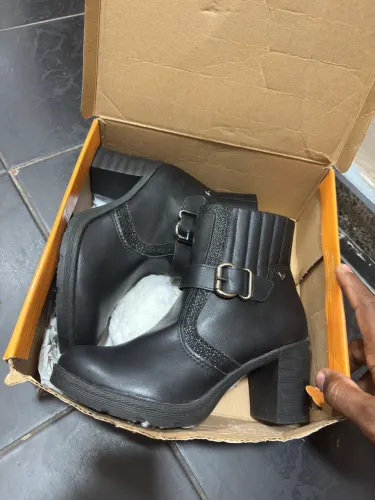 Vendo bota tamanho 37