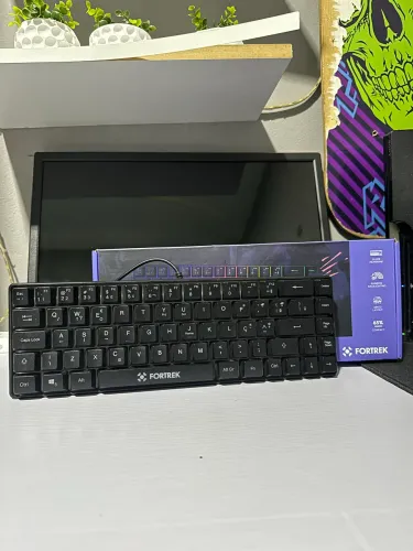 Teclado gamer Fortrek Compacto 65% com LED Rainbow