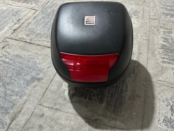 Baú givi seme novo com bagageiro e assesorios nota-se