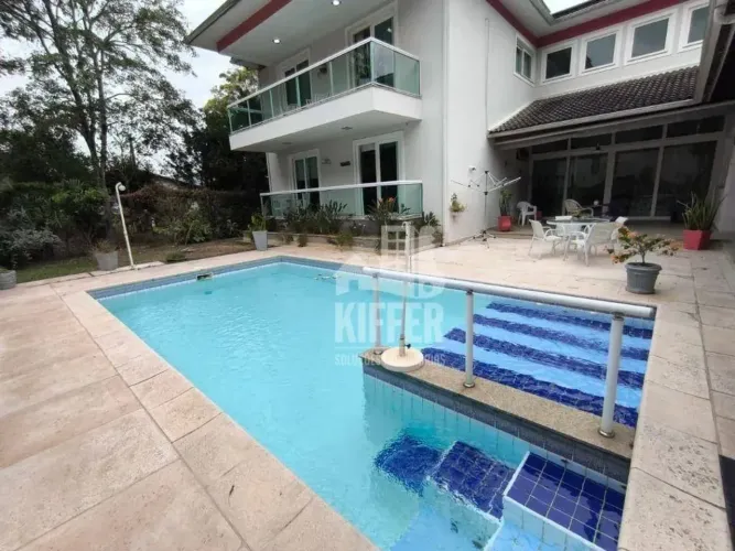 Casa Alto Padrão em Itaipu com 4 Quartos, Piscina e Elevador