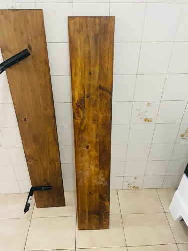 Prateleiras de madeira com suporte