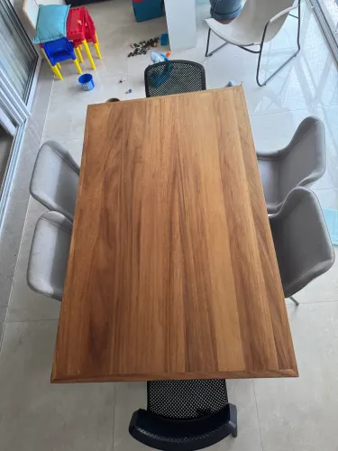 Mesa de madeira com 6 cadeiras