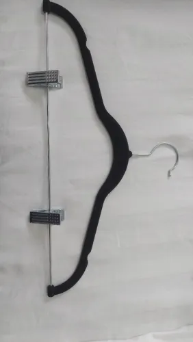 Vendo 16 cabides de veludo preto