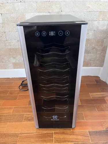 ADEGA ELECTROLUX- 12 garrafas