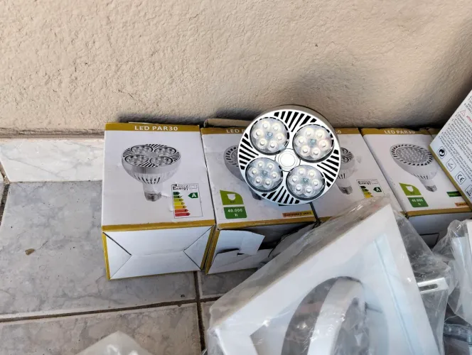 Luminárias de embutir e lâmpadas 