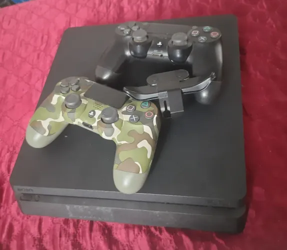 PS4 SLIM 1TB + CONTROLES, PADDLE E BASE DE CARREGAMENTO 
