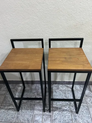 Banquetas com acento em madeira maciça