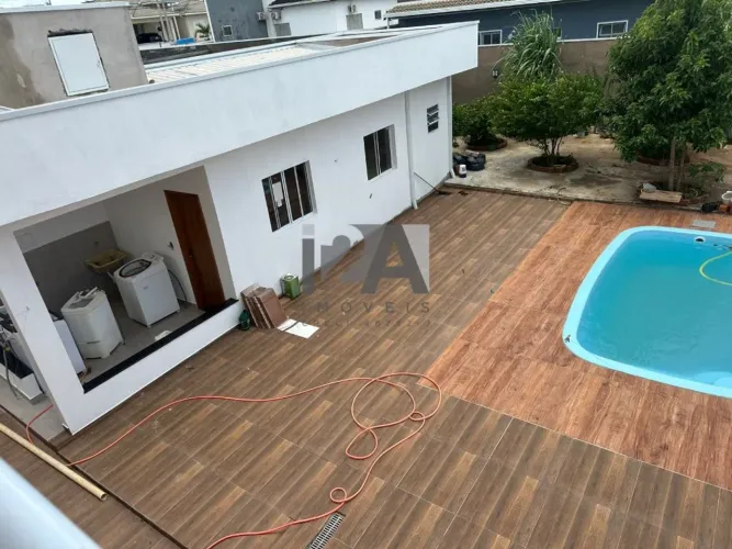Sobrado na cidade de Engenheiro Coelho - São Paulo, com 4 suites, 2 vagas de garagem.