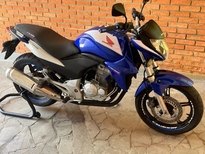 Linda CB300 2014 vela fina Edição limitada cor Azul. Moto impecável