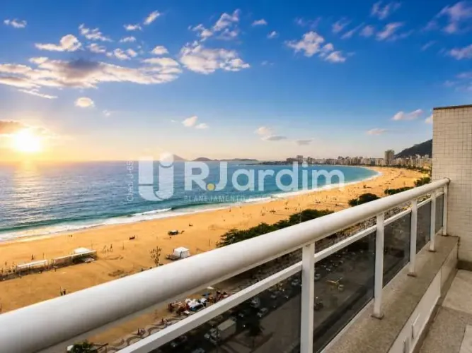 Av. Atlântica | Cobertura Frente Mar, 561m², 4 Quartos, Piscina e 2 vagas