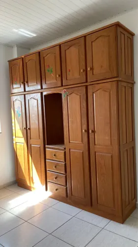 Guardada roupa de madeira maciça 