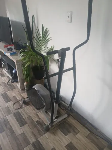 Vende-se aparelho elíptico de exercícios