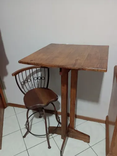 Mesa de madeira com cadeira de ferro.