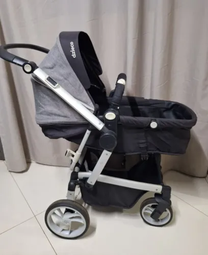 Carrinho de bebê dzieco Moisés com bebê conforto com base