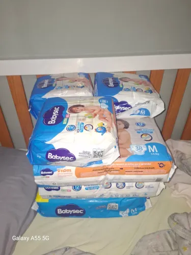 Vendo um lote de fralda babysec tamanho M