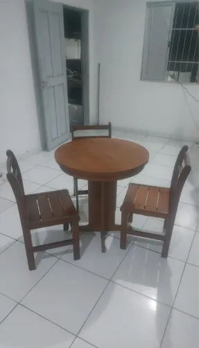 Mesa de madeira redonda