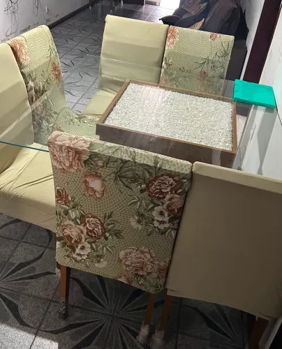 Mesa com 8 cadeiras .. Novíssima ! Sem marcas de uso