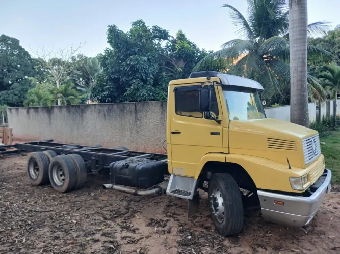 Mercedes benz 1621 e gaiola com Munck