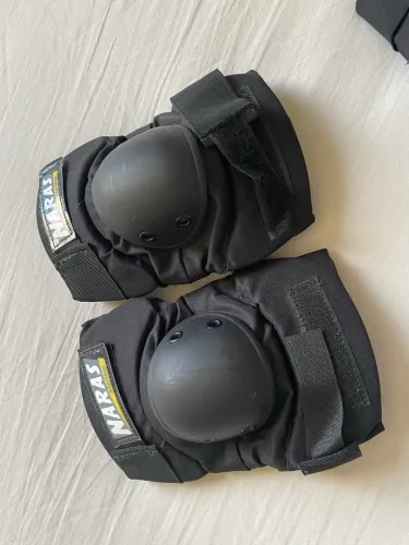 Capacete triple eight + joelheiras e cotoveleiras Naras
