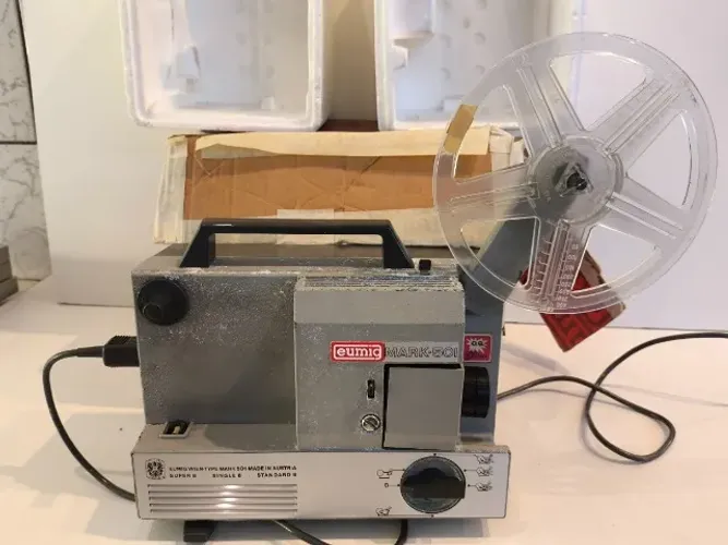 Projetor de filmes antigo Eumig Wien Mark 501.Fabricado na Áustria