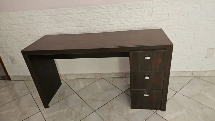 Mesa de escritório + pequeno armário para livros 