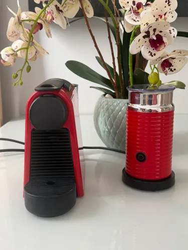 CAFETEIRA NESPRESSO INISSIA VERMELHA + AEROCCINO ORIGINAL