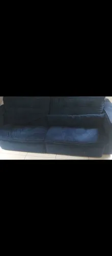Sofá retrátil acompanhado de duas poltronas