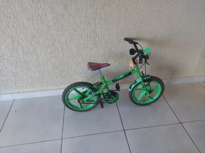 Bicicleta infantil personagem cor verde aro 16( acompanha rodinha )