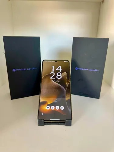 Smartphone Motorola Signature 5G - 512GB 24GB (12GB RAM + 12GB RAM Boost) Novo