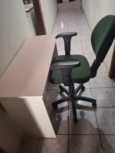 Mesa e cadeira giratória para estudos