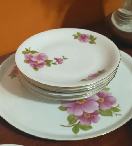 Jogo de bolo em porcelana.