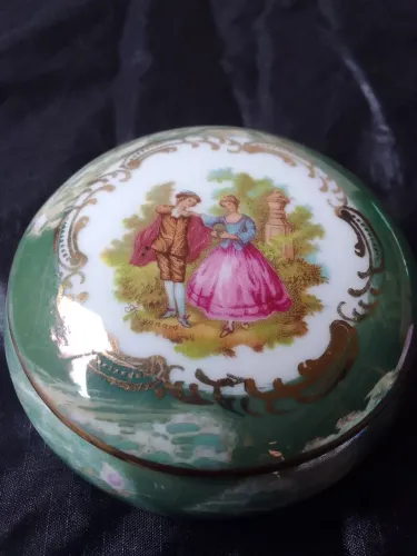 Porta Jóia de porcelana Francêsa detalhes filetes de  ouro 22 quilates .