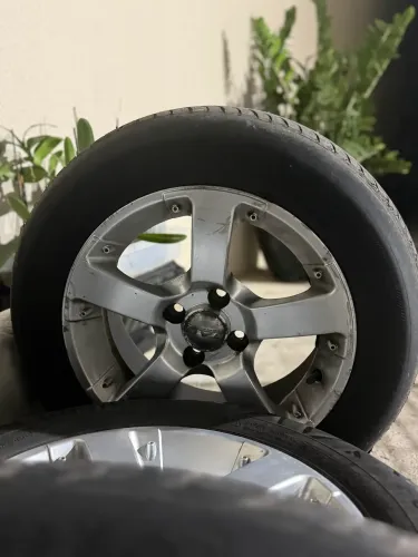 Vende jogo de rodas com pneu aro 15 - 4x100
