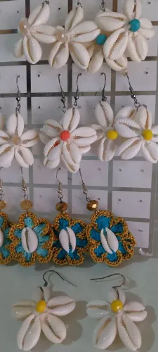 Brincos de búzios naturais com cristais 