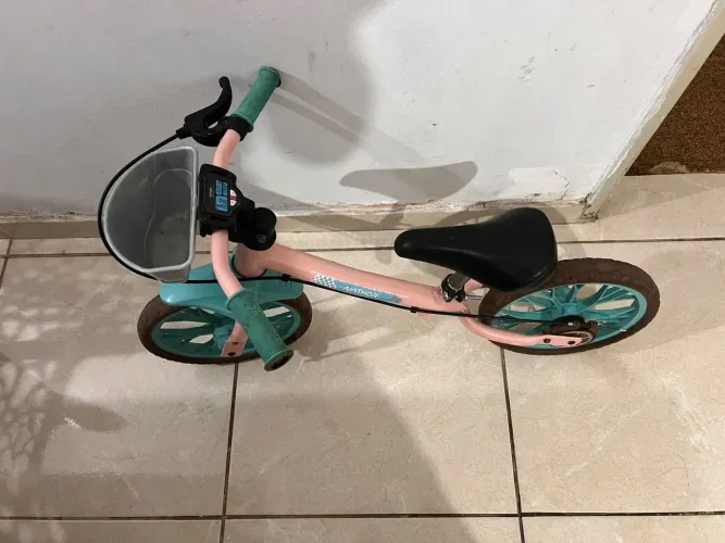Bicicleta de equilíbrio feminina