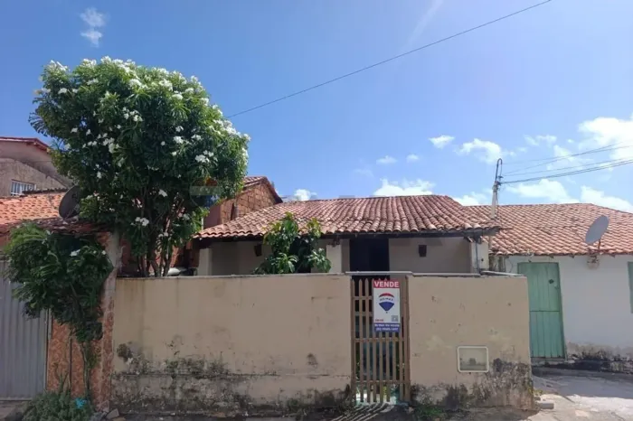 VENDE-SE CASA NO CENTRO DE FLECHEIRAS, AO LADO DO SUPERMECADO PARA TY
