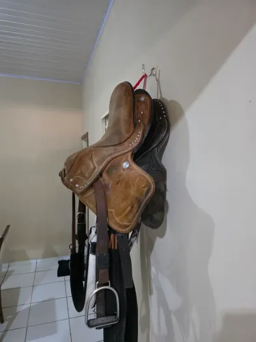 Selas semi novas para cavalos !