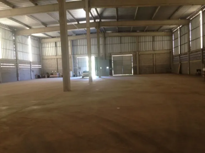 GALPÃO 2.178 M2 ALUGAR BR 324, COM 900 M2 PARA ESTACIONAMENTO, LOCALIZADO NA FRENTE DA BR