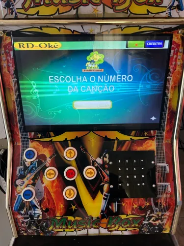 MÁQUINA DE JUKEBOX E KARAOKÊ 