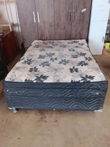 Cama box casal com colchão conjugado molas ensacadas USADO ENTREGA dentro de Uberlândia 