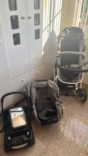 Carrinho de bebê e bebê conforto