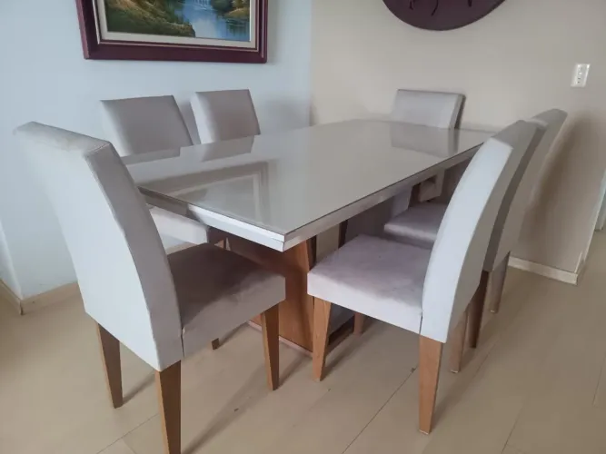 Mesa com tampão de vidro + 6 cadeiras + 6 capas vinho e 6 capas brancas