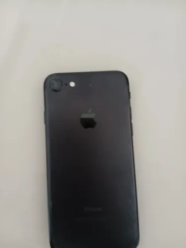 Usado: iPhone 7 de 34gb, com marcas de uso sutis, só com cabo de